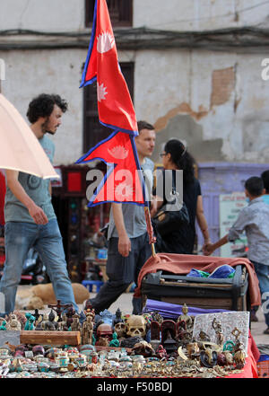 Kathmandu, Nepal. Xvii oct, 2015. I turisti a piedi dalle tabelle di negozio di souvenir nella centrale piazza Basantapur a Kathmandu, Nepal, 17 ottobre 2015. Molti edifici storici della città vecchia sono state distrutte dal terremoto del 25 aprile 2015. Foto: DOREEN FIEDLER/DPA/Alamy Live News Foto Stock