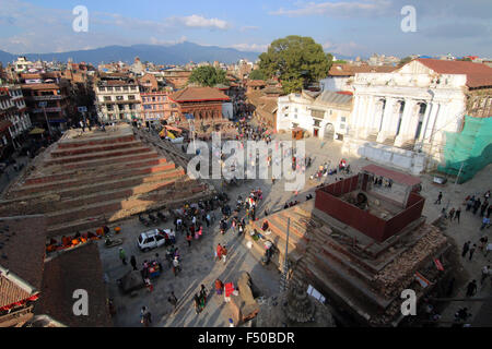 Kathmandu, Nepal. Xvii oct, 2015. La gente del posto e turisti nella centrale Piazza Durbar di Kathmandu, Nepal, 17 ottobre 2015. Molti edifici storici della città vecchia sono state distrutte dal terremoto del 25 aprile 2015. Foto: DOREEN FIEDLER/DPA/Alamy Live News Foto Stock