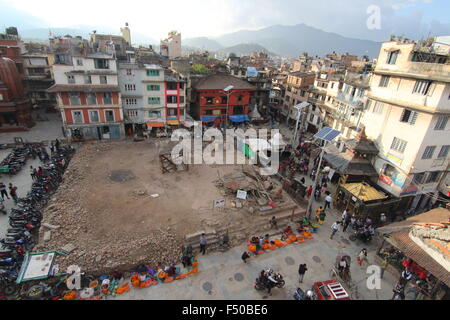 Kathmandu, Nepal. Xvii oct, 2015. Le donne che vendono fiori nella parte anteriore del danneggiato tempio Kasthamandap a Kathmandu, Nepal, 17 ottobre 2015. Molti edifici storici della città vecchia sono state distrutte dal terremoto del 25 aprile 2015. Foto: DOREEN FIEDLER/DPA/Alamy Live News Foto Stock