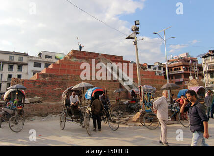 Kathmandu, Nepal. Xvii oct, 2015. In rickshaw driver attendere presso la centrale di Durbar Square a Kathmandu, Nepal, 17 ottobre 2015. Molti edifici storici della città vecchia sono state distrutte dal terremoto del 25 aprile 2015. Foto: DOREEN FIEDLER/DPA/Alamy Live News Foto Stock