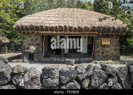 Casa Tradizionale di Jeju Folk Village su Jeju-do, Corea del Sud Foto Stock