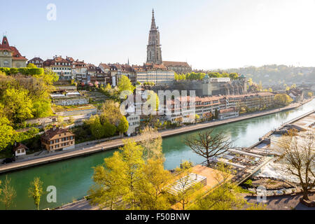 Il fiume Aare con il Munster Cattedrale di Berna in background, Canton Berna, Svizzera. Foto Stock