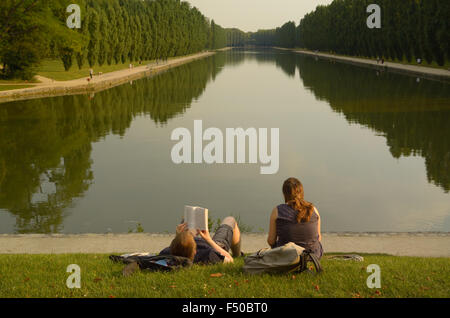 Un paio di rilassarsi nel parco di Sceaux, Hauts de Seine FR Foto Stock