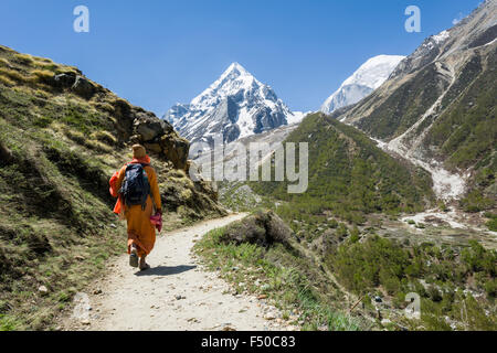 Un sadhu, uomo santo, onhis fino a gaumukh, la fonte principale del Sacro Gange Foto Stock