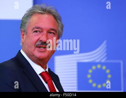 Bruxelles, Belgio. 25 ott 2015. Ministro degli Affari esteri lussemburghese Jean Asselborn arriva a frequentare il leader dell' incontro sui flussi di rifugiati lungo i Balcani occidentali rotta a Bruxelles, in Belgio, il 25 ottobre 2015. © Gong Bing/Xinhua/Alamy Live News Foto Stock