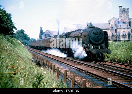 Original British Rail steam loco numero 70015 Apollo passando ripley st thomas scuola 1963 lancaster England Regno Unito Foto Stock