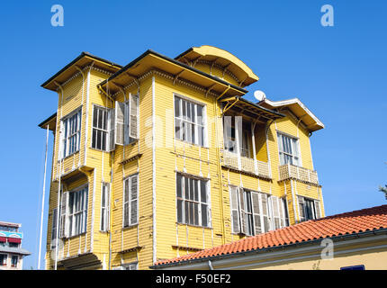 Tradizionale edificio di legno visto ad Istanbul in Turchia Foto Stock