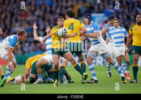 Stadio di Twickenham, Londra, Regno Unito. 25 ott 2015. Coppa del Mondo di Rugby Semi Finale. Argentina Australia versus. Australia scrum-metà sarà Genia cancella la palla. Credito: Azione Sport Plus/Alamy Live News Foto Stock