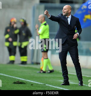 Udine, Italia. 25 ottobre, 2015. Frosinone's head coach Roberto Stellone gesti durante l'italiano di Serie A TIM partita di calcio tra Udinese Calcio e Frosinone a Friuli Stadium il 25 ottobre 2015. Credito: Simone Ferraro/Alamy Live News Foto Stock