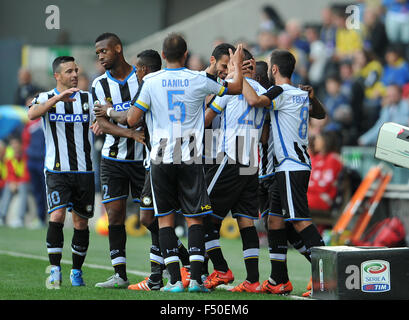 Udine, Italia. 25 ottobre, 2015. Udinese i giocatori di celebrare l'Udinese il centrocampista Francesco Lodi obiettivo durante la Serie A italiana a TIM partita di calcio tra Udinese Calcio e Frosinone a Friuli Stadium il 25 ottobre 2015. Credito: Simone Ferraro/Alamy Live News Foto Stock