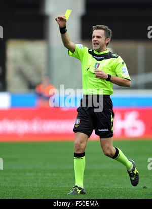 Udine, Italia. 25 ottobre, 2015. Arbitro italiano Nicola Rizzoli mani mostra un cartellino giallo a durante la Serie A italiana a TIM partita di calcio tra Udinese Calcio e Frosinone a Friuli Stadium il 25 ottobre 2015. Credito: Simone Ferraro/Alamy Live News Foto Stock