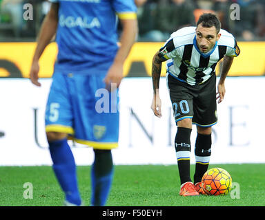 Udine, Italia. 25 ottobre, 2015. Udinese il centrocampista Francesco Lodi si affaccia su durante la Serie A italiana a TIM partita di calcio tra Udinese Calcio e Frosinone a Friuli Stadium il 25 ottobre 2015. Credito: Simone Ferraro/Alamy Live News Foto Stock