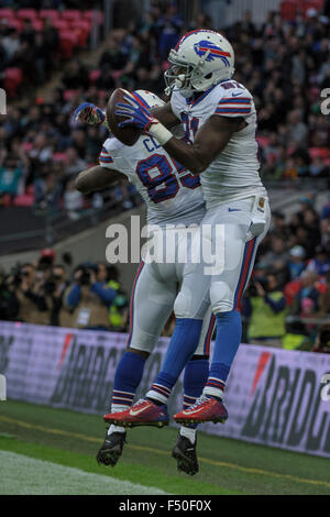 Londra, Regno Unito. 25 ott 2015. NFL International Series. Buffalo Bills rispetto a Jacksonville Jaguars. Fatture wide receiver Marcus Easley [#81] celebra il suo touchdown con fatture manualmente l'estremità Charles Clay [#85]. Credito: Azione Sport Plus/Alamy Live News Foto Stock