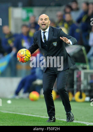 Udine, Italia. 25 ottobre, 2015. Frosinone's head coach Roberto Stellone reagisce durante l'italiano di Serie A TIM partita di calcio tra Udinese Calcio e Frosinone a Friuli Stadium il 25 ottobre 2015. Credito: Simone Ferraro/Alamy Live News Foto Stock