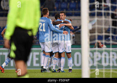 Roma, Italia. 25 ott 2015. Di calcio della Serie A. Lazio rispetto a Torino. Senad Lulic celebra con Miroslav KLOSE dopo che ha il punteggio 1-0 obiettivo per il Lazio Credito: Azione Sport Plus/Alamy Live News Foto Stock