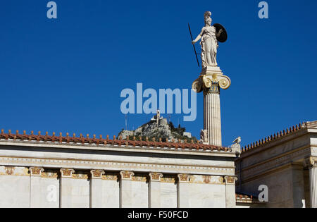Ampio angolo di visione della statua in marmo di Athena e collina Lycabetus in background. Panepistimiou str. Atene, GR Foto Stock