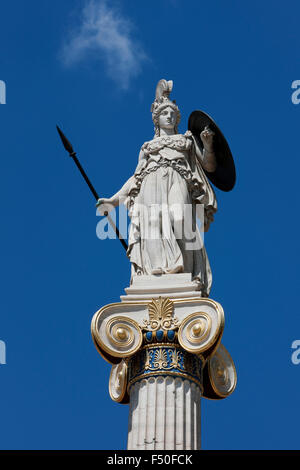Statua in marmo della dea greca Athena / Pallas Athene tenendo un scudo e lancia contro il cielo blu. Panepistimiou str. Atene, GR Foto Stock