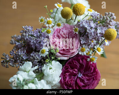 Un bellissimo bouquet floreale centrotavola per un matrimonio Foto Stock