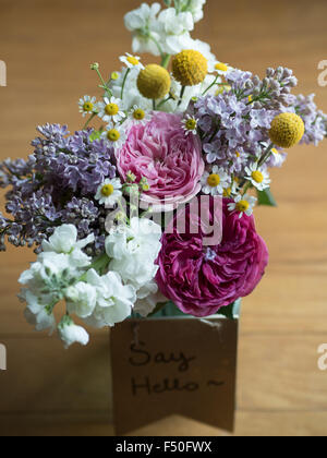 Un bellissimo bouquet floreale centrotavola per un matrimonio Foto Stock