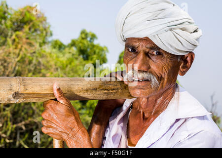 Un ritratto di un portiere, che sta portando i pellegrini di jain il 3.500 passi fino alla collina shatrunjaya. shatrunjaya è uno dei pi importanti Foto Stock