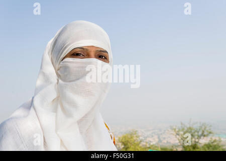 Un ritratto di un pellegrino di jain donna, che copre il volto dal panno bianco e a piedi la 3.500 passi fino alla collina shatrunjaya. shatrun Foto Stock