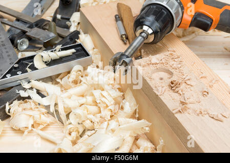 Attrezzi di falegnameria e trucioli di legno nel laboratorio di mobili Foto Stock