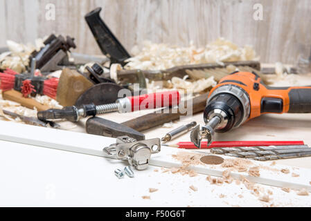 La produzione di mobili nel laboratorio di falegnameria mediante strumenti manuali Foto Stock