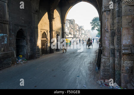 Una delle storiche porte della città della città vecchia con i pedoni e di un ciclo rikshaw Foto Stock