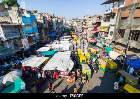 Una strada affollata con negozi e il traffico nella città vecchia area di mercato Foto Stock