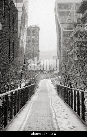 Chelsea linea alta durante una nevicata. Inverno vista di Manhattan dell'antenna del greenway nel cuore di New York City Foto Stock