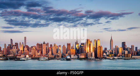 Midtown Manhattan grattacieli riflettendo la luce al tramonto. New York City panoramica vista aerea attraverso il fiume Hudson. Foto Stock
