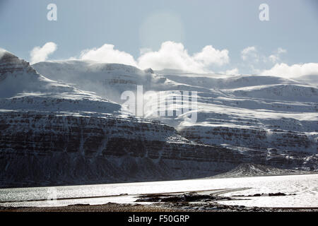 Montagna Innevata del paesaggio in Islanda, inverno Foto Stock