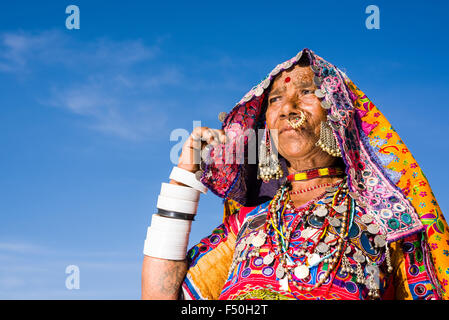 Un ritratto di una donna appartenente alla tribù locale di lambani indossando i tradizionali abiti colorati Foto Stock
