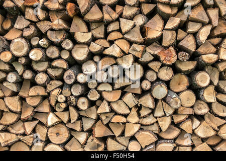 Sfondo di secco di legna da ardere spaccati log in una pila, close up Foto Stock