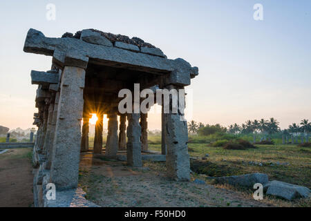 Il krishna bazar, una parte delle rovine dell' ex impero vijayanagara, che è stata fondata nel 1336 da harihara i e il suo br Foto Stock
