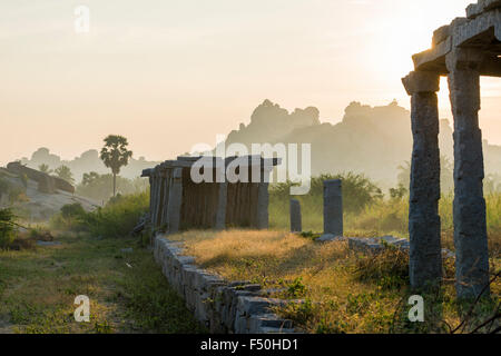 Il krishna bazar, una parte delle rovine dell' ex impero vijayanagara, che è stata fondata nel 1336 da harihara i e il suo br Foto Stock