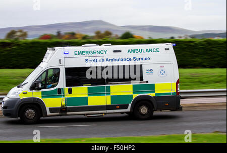 Un ambulanza di emergenza dal NHS scozzese servizio ambulanza risponde ad un 999 chiamata di emergenza a Dundee, Regno Unito Foto Stock