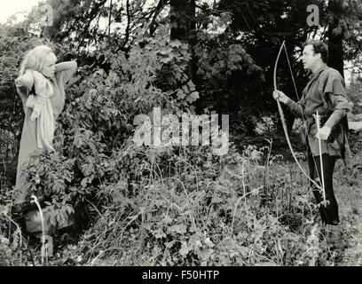 Gli attori Richard Greene e Sarah filiale in una scena del film "parola di Foresta di Sherwood' , Regno Unito 1960 Foto Stock