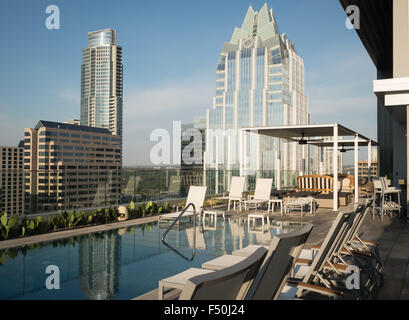 Piscina panoramica coperta nel centro di Austin, in Texas, che si affaccia sulla città Foto Stock