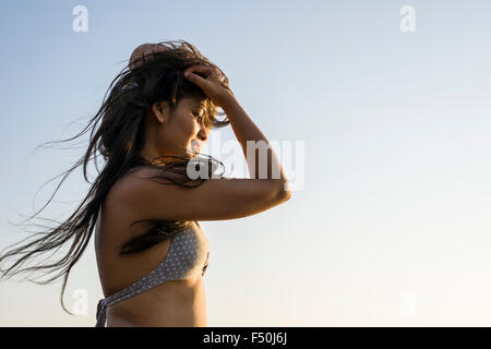 Ritratto di una giovane e bella donna indiana indossando un bikini, sulla spiaggia
