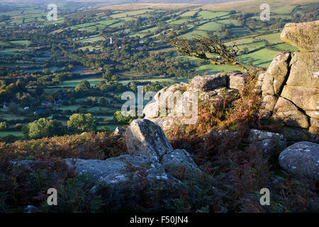 Vista da Chinkwell Tor fino al villaggio Widecombe su Dartmoor Foto Stock