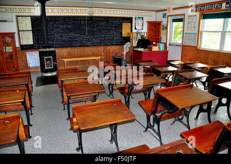 Lancaster, Pennsylvania: interni di una stanza di Willow Lane schoolhouse con scrivanie di legno presso la fattoria Amish & House Museum Foto Stock