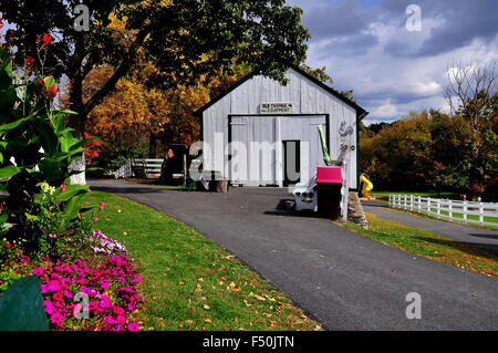 Lancaster, Pennsylvania: vecchia attrezzatura agricola capannone presso la fattoria Amish e Casa Museo Foto Stock