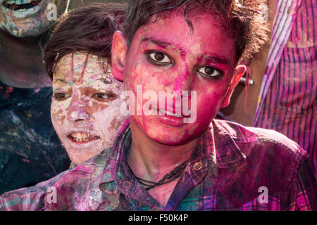 Ritratti di due delle migliaia di devoti, che stanno celebrando Holi festival ampiamente gettando colorpowder e acqua in th Foto Stock