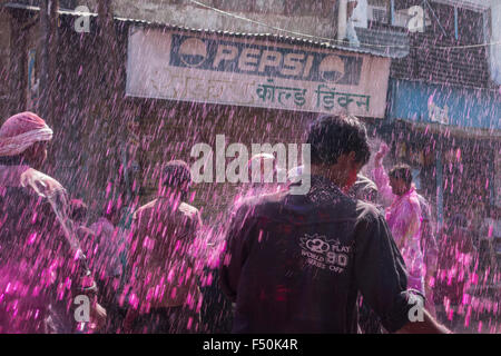 Migliaia di devoti celebrano Holi festival ampiamente gettando colorpowder e acqua nelle strade Foto Stock