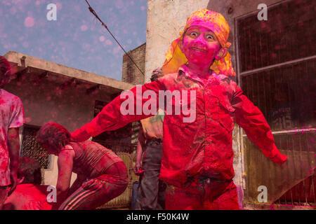 Ritratto di uno delle migliaia di devoti, che stanno celebrando Holi festival ampiamente gettando colorpowder e acqua in Foto Stock