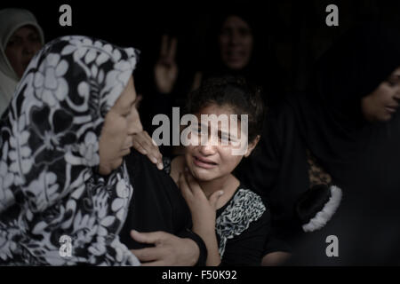 La striscia di Gaza, la Palestina. 25 ott 2015. Un relativo del palestinese Khalil Obied che sono morti a causa di ferite subite durante gli scontri con le forze israeliane, piange durante il suo funerale in Khan Yunis, nel sud della striscia di Gaza. Più di 80 persone sono state ferite in scontri tra palestinesi e truppe israeliane nei territori occupati della Cisgiordania e della Striscia di Gaza nel corso di un 'day di rage' chiamato da movimenti palestinesi di inizio settimana. Credito: Abed Zagout/Pacific Press/Alamy Live News Foto Stock