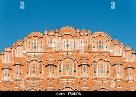 Dettaglio del Hawa Mahal, palazzo dei venti, una delle maggiori attrazioni turistiche della cinta di mura della città rosa Foto Stock