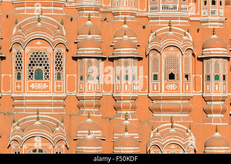 Dettaglio del Hawa Mahal, palazzo dei venti, una delle maggiori attrazioni turistiche della cinta di mura della città rosa Foto Stock