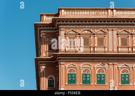 Parte della facciata di una della terracotta case colorate della cinta di mura della città rosa Foto Stock